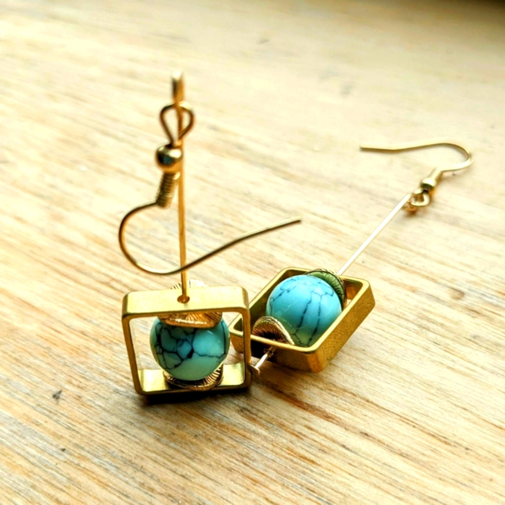 Gold-plated Square-framed Drop Earrings with Crackled Jade Beads